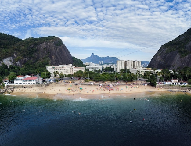 Vista aérea da Praia Vermelha no bairro da Urca no Rio de Janeiro Brasil As colinas de Pão de Açúcar e Urca Dia ensolarado com algumas nuvens ao amanhecer Foto de drone