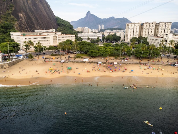 Vista aérea da Praia Vermelha no bairro da Urca no Rio de Janeiro Brasil As colinas de Pão de Açúcar e Urca Dia ensolarado com algumas nuvens ao amanhecer Foto de drone