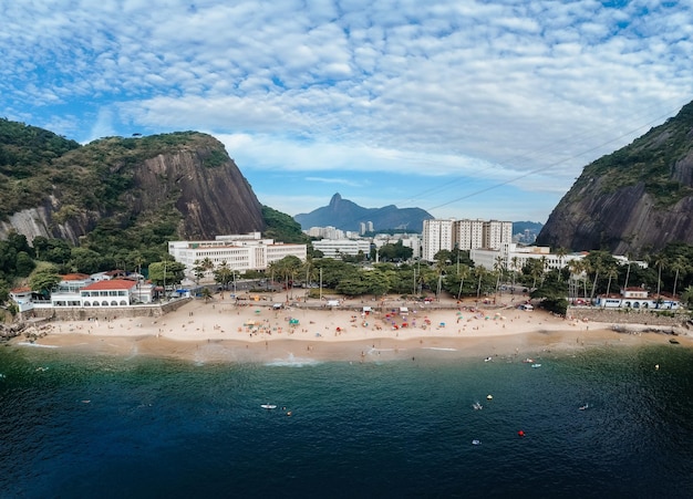 Vista aérea da praia vermelha no bairro da urca no rio de janeiro brasil as colinas de pão de açúcar e urca dia ensolarado com algumas nuvens ao amanhecer foto de drone