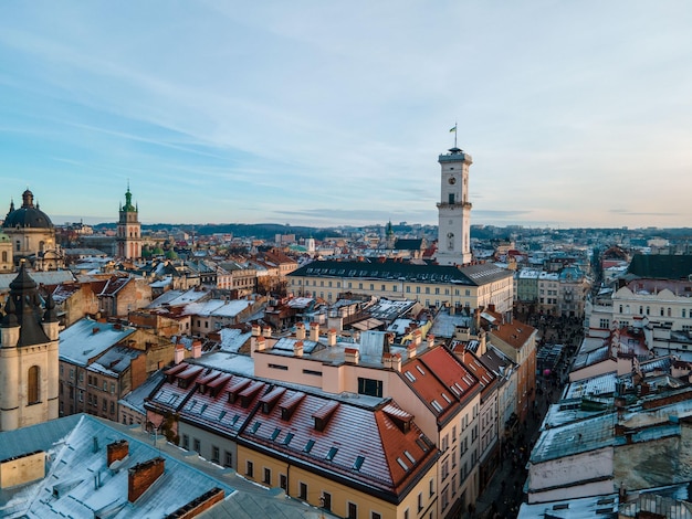 Vista aérea da prefeitura de lviv no pôr do sol