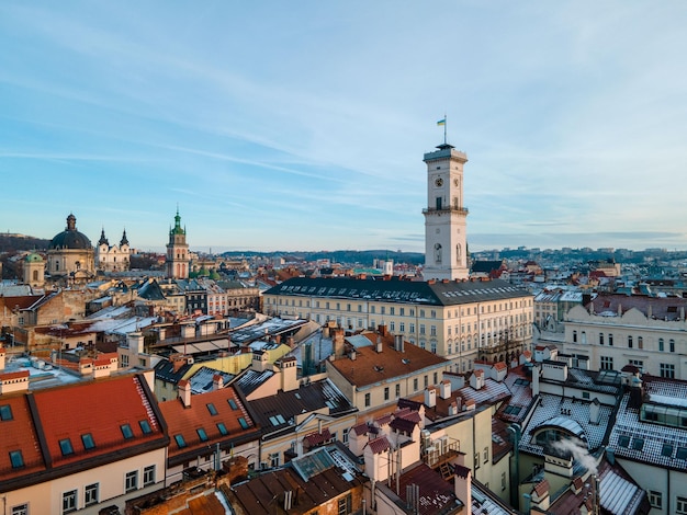 Vista aérea da prefeitura de lviv no pôr do sol