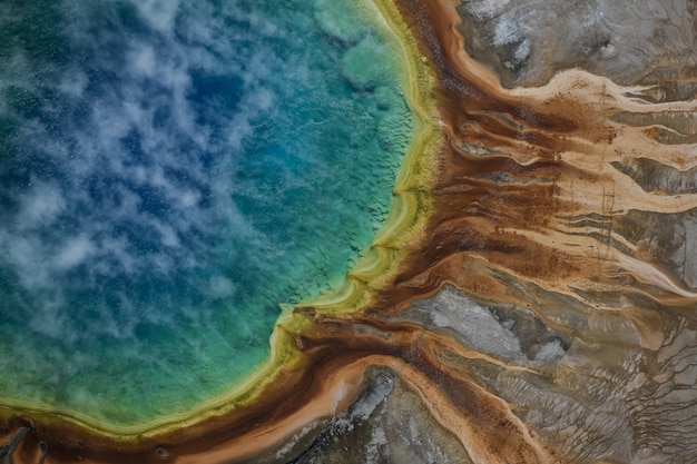 Vista aérea da primavera prismática Grand no parque nacional de Yellowstone, EUA