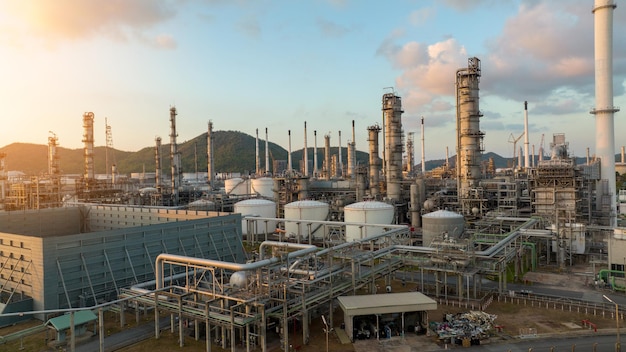 Foto vista aérea da refinaria de petróleo e petroleiro no terminal de petróleo bruto para carga ou descarga conceito logística e transporte de negócios