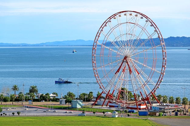 vista aérea da roda gigante da cidade de Batumi, na costa do mar Negro, região adjara da Geórgia