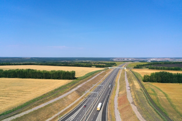 Vista aérea da rodovia ao longo de campos agrícolas