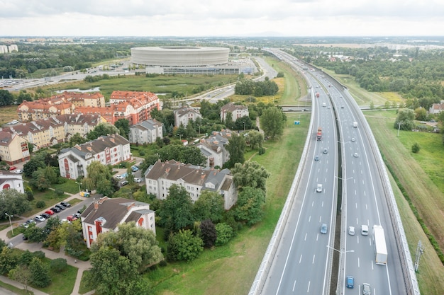 Vista aérea da rodovia com diversas ligações. Os veículos viajam nas estradas. Estradas modernas na Polônia