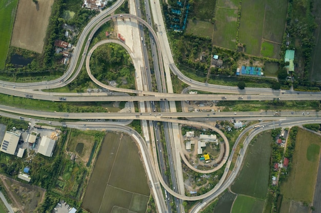 Vista aérea da rodovia com transporte de vista superior da estrada do carro