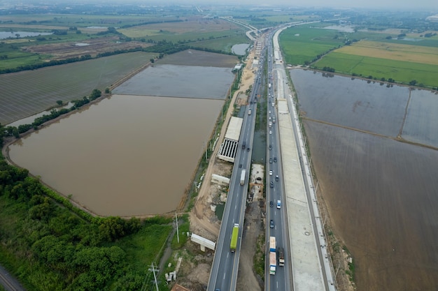 Vista aérea da rodovia com transporte de vista superior da estrada do carro