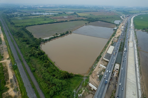 Vista aérea da rodovia com transporte de vista superior da estrada do carro