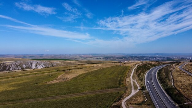 Vista aérea da rodovia e do campo na Romênia.