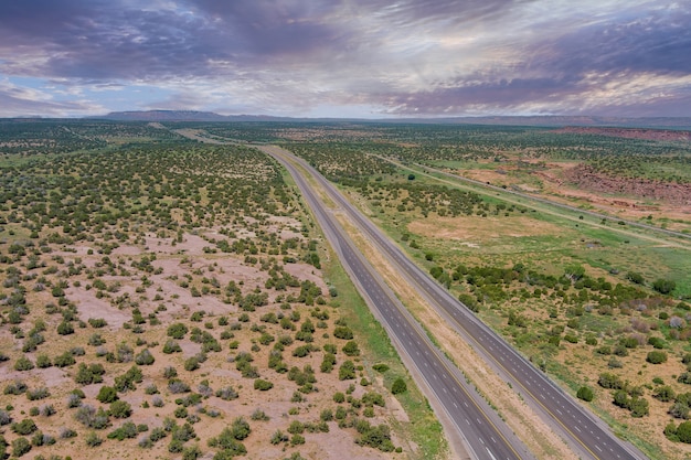 Vista aérea da rota 66 da estrada no deserto no Novo México, EUA