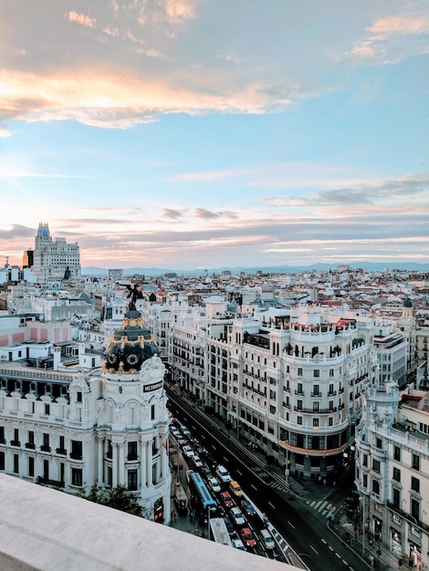 Foto vista aérea da rua gran via ao amanhecer em madrid, espanha