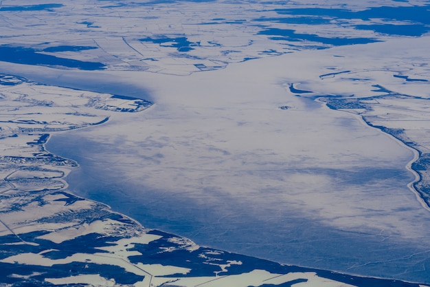 Vista aérea da Sibéria, paisagem congelada