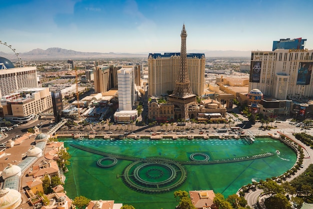 Foto vista aérea da strip de las vegas com fontes de bellagio e hotel de paris