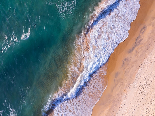 Vista aérea da superfície do mar Foto aérea de ondas e textura da superfície da água Fundo do mar turquesa Bela natureza Vista incrível do fundo do mar