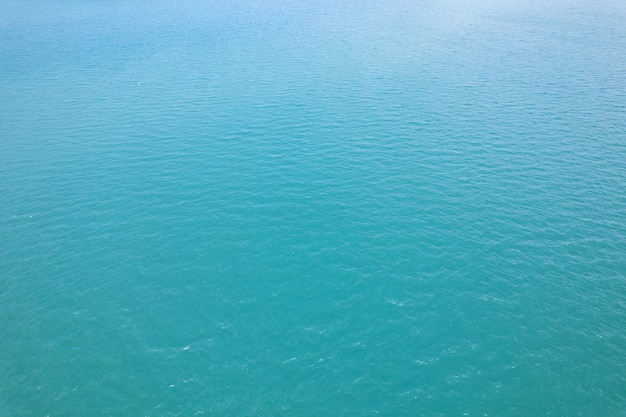 Vista aérea da superfície do mar Foto de vista aérea de ondas azuis e textura da superfície da água Fundo azul do mar Natureza bonita Fundo de vista de alto ângulo incrível