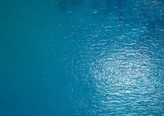 Vista aérea da superfície do mar foto de vista aérea de ondas azuis e textura da superfície da água fundo azul do mar natureza bonita paisagem marinha incrível