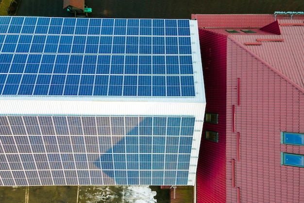 Vista aérea da superfície dos painéis solares fotovoltaicos azuis montados no telhado do edifício para produzir eletricidade ecológica limpa. Produção do conceito de energia renovável.