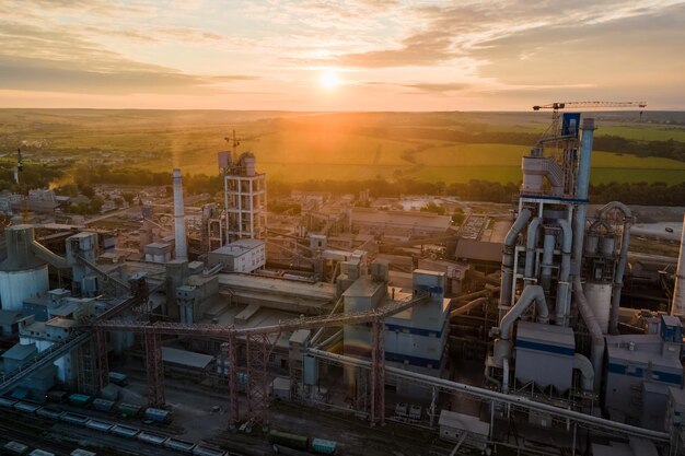 Foto vista aérea da torre da fábrica de cimento com estrutura de planta de concreto alta na área de produção industrial fabricação e conceito de indústria global