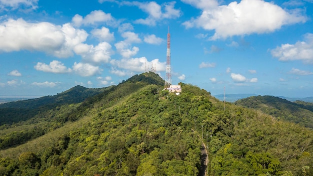 Vista aérea da torre de comunicação na montanha