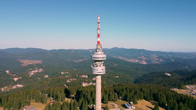 Vista aérea da torre de telecomunicações no pico Snezhanka perto de Pamporovo na Bulgária