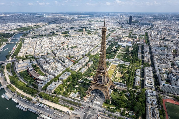 Vista aérea da Torre Eiffel e do Campo de Marte em Paris, França