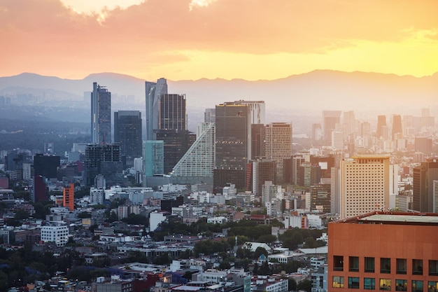 Vista aérea da torre latinoamericana de arranha-céus e montanhas no centro da cidade do méxico ao pôr do sol