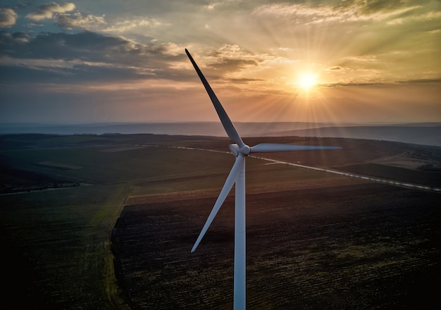 Vista aérea da turbina eólica ao pôr do sol