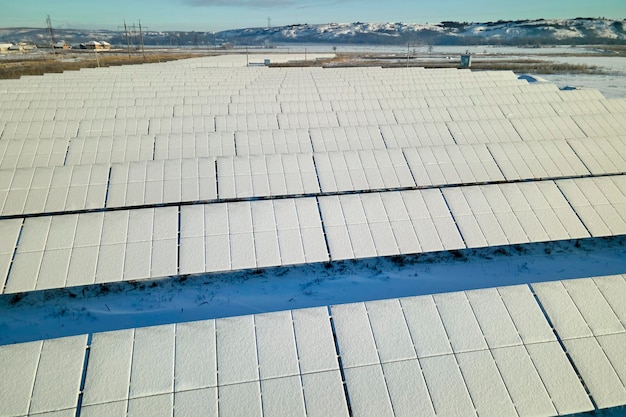 Vista aérea da usina elétrica sustentável coberta de neve com fileiras de painéis solares fotovoltaicos para produzir energia elétrica limpa Baixa efetividade da eletricidade renovável no inverno do norte