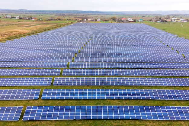 vista aérea da usina solar em campo verde. fazenda elétrica com painéis