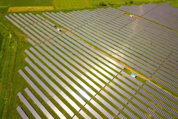 Vista aérea da usina solar em campo verde. Painéis elétricos para produção de energia ecológica limpa.