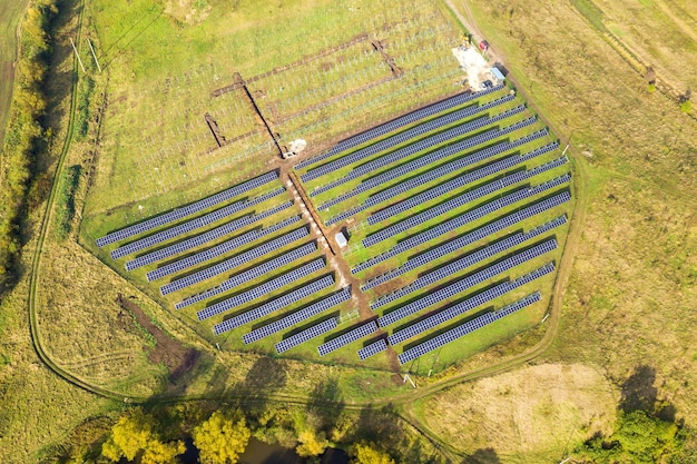 Foto vista aérea da usina solar em construção em campo verde.