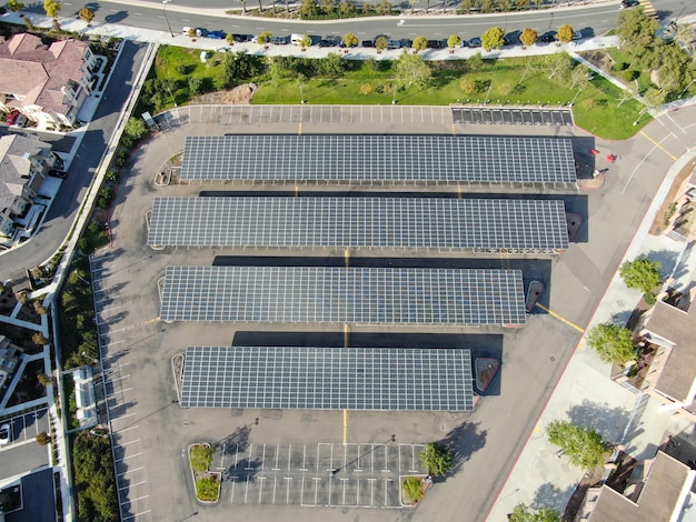 Vista aérea da usina solar instalada em cima de um estacionamento. Painéis solares de energia renovável