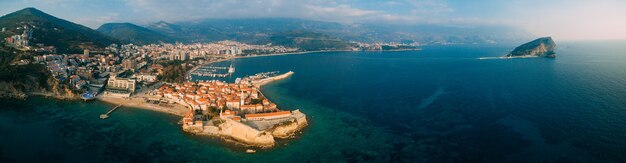 Vista aérea da velha budva em montenegro