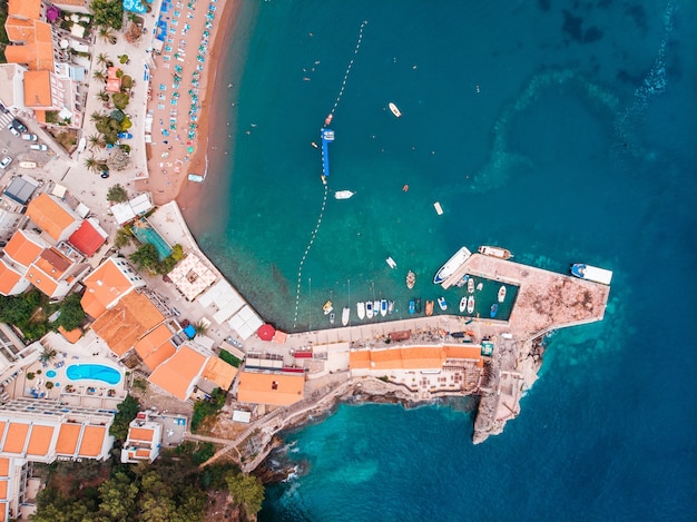 Vista aérea da velha cidade europeia na costa do Mar Adriático, verão