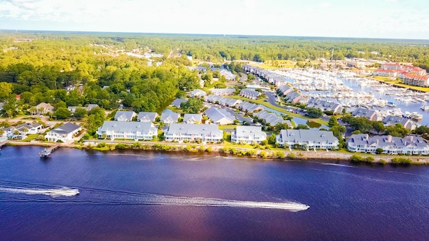 Vista aérea da via navegável intercostal em Little River of South Carolina.