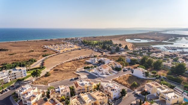 Vista aérea da vila de alvor, no verão, no sul de portugal, algarve