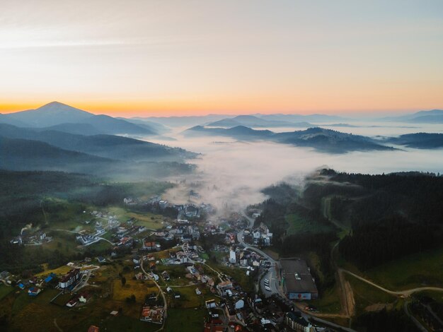 Vista aérea da vila de Bukovel no espaço da cópia da Cordilheira dos Cárpatos da Ucrânia