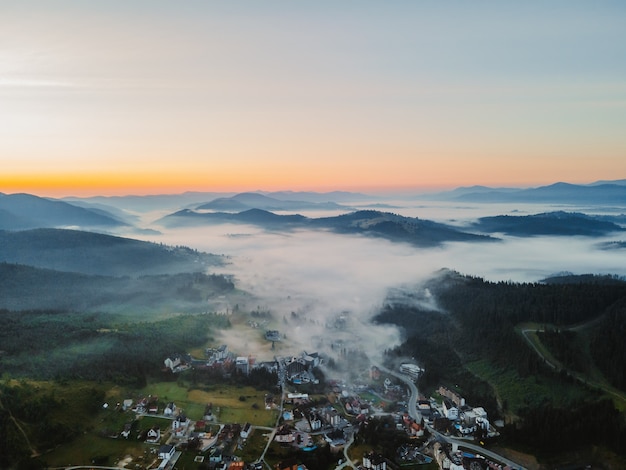 Vista aérea da vila de Bukovel no espaço da cópia da cordilheira dos Cárpatos ucranianos