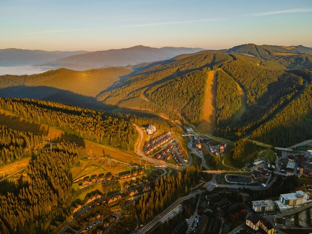 Vista aérea da vila de Bukovel no espaço da cópia da cordilheira dos Cárpatos ucranianos