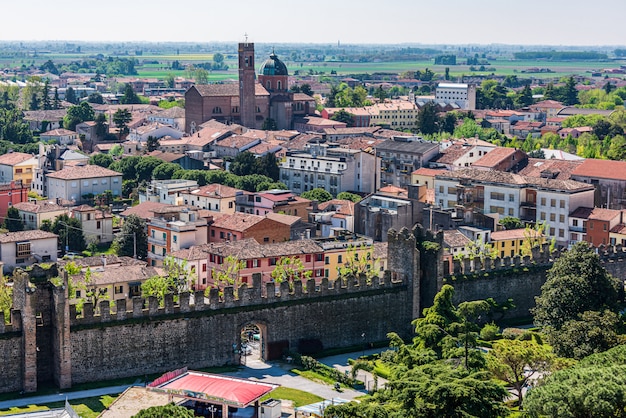 Vista aérea da vila de Este