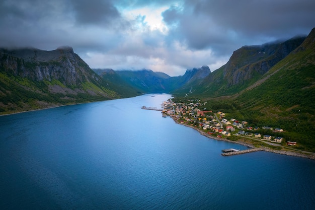 Vista aérea da vila de Gryllefjord e fiorde na Ilha Senja Noruega