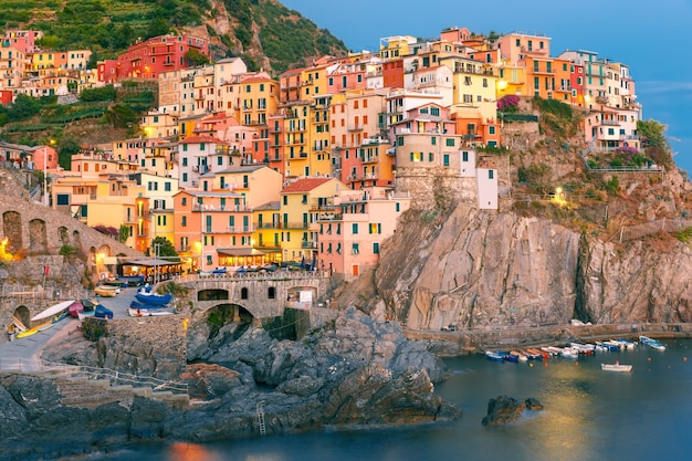 Vista aérea da vila de pescadores de Manarola em cinco terras, Parque Nacional de Cinque Terre à noite, Ligúria, Itália.