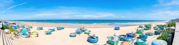 Vista aérea da vila de pescadores em long hai phuoc hai tropical seascape com um barco na praia em nublado bela praia tropical com pequeno barco para viagens e férias em férias relaxar tempo