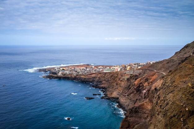 Foto vista aérea da vila de ponta do sol, ilha de santo antão, cabo verde