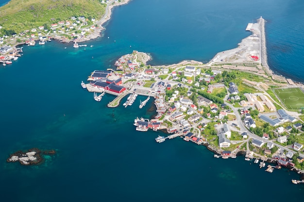 Vista aérea da vila de reine nas ilhas lofoten no verão, noruega