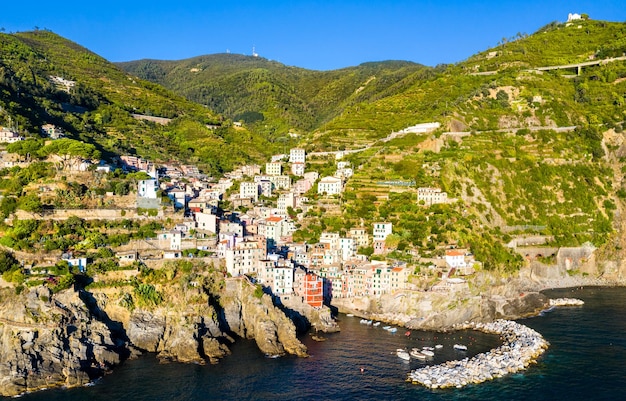 Vista aérea da vila de Riomaggiore no patrimônio mundial da UNESCO de Cinque Terre na Liguria Itália