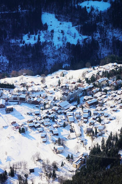 Vista aérea da vila de Wengen em Bernese Oberland, na Suíça.