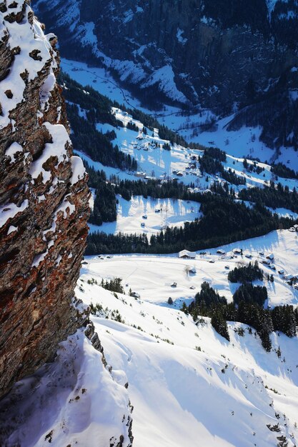 Vista aérea da vila de Wengen em Bernese Oberland, na Suíça.