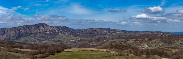Vista aérea da vila rural italiana das montanhas Giarolo
